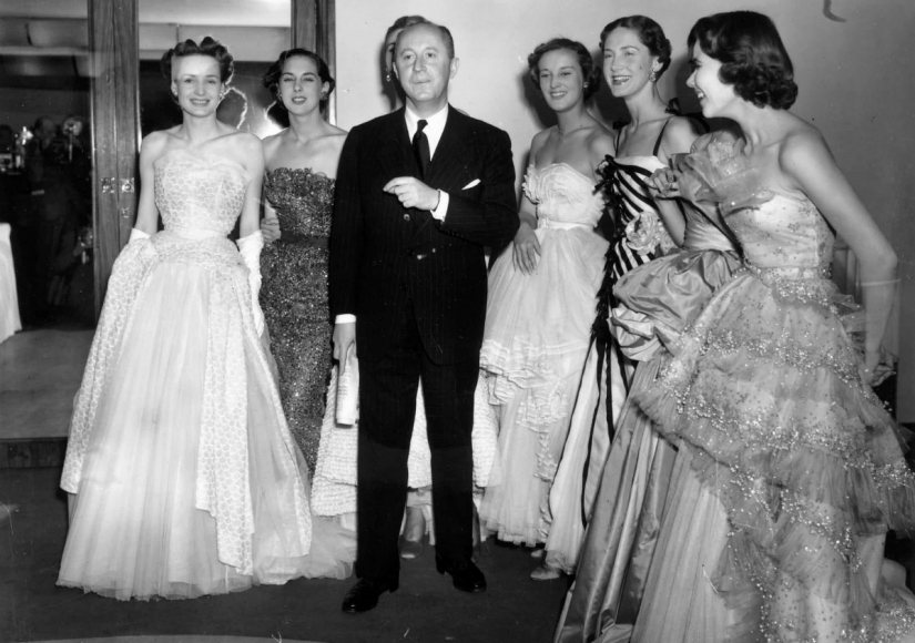 La historia de los desfiles de moda desde el modisto personal hasta el botón "Comprar" en Instagram La historia de los desfiles de moda desde el modisto personal hasta el botón "Comprar" en Instagram