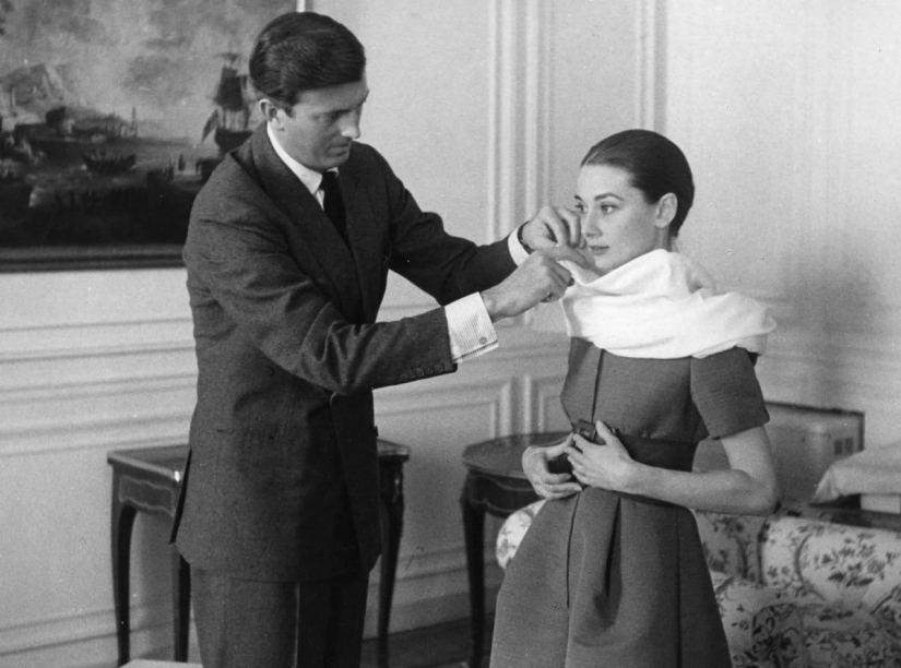 La historia de los desfiles de moda desde el modisto personal hasta el botón "Comprar" en Instagram La historia de los desfiles de moda desde el modisto personal hasta el botón "Comprar" en Instagram