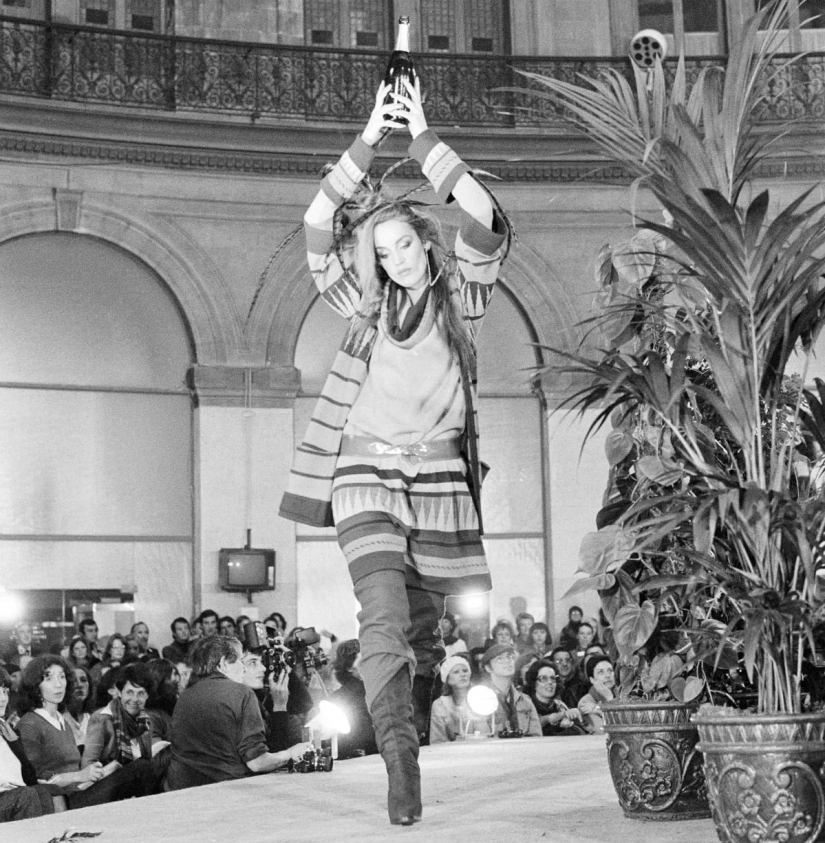La historia de los desfiles de moda desde el modisto personal hasta el botón "Comprar" en Instagram La historia de los desfiles de moda desde el modisto personal hasta el botón "Comprar" en Instagram