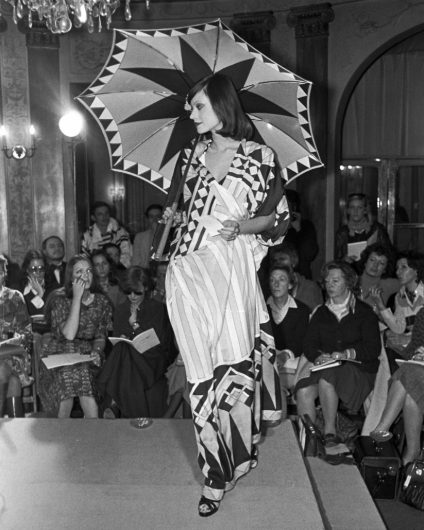 La historia de los desfiles de moda desde el modisto personal hasta el botón "Comprar" en Instagram La historia de los desfiles de moda desde el modisto personal hasta el botón "Comprar" en Instagram