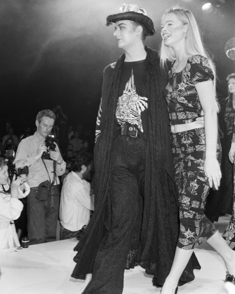 La historia de los desfiles de moda desde el modisto personal hasta el botón "Comprar" en Instagram La historia de los desfiles de moda desde el modisto personal hasta el botón "Comprar" en Instagram