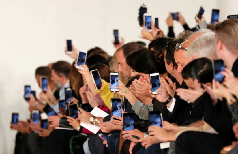 La historia de los desfiles de moda desde el modisto personal hasta el botón "Comprar" en Instagram La historia de los desfiles de moda desde el modisto personal hasta el botón "Comprar" en Instagram