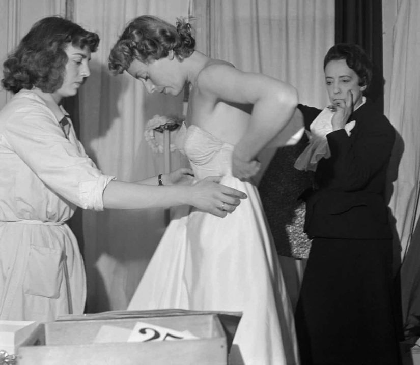 La historia de los desfiles de moda desde el modisto personal hasta el botón "Comprar" en Instagram La historia de los desfiles de moda desde el modisto personal hasta el botón "Comprar" en Instagram