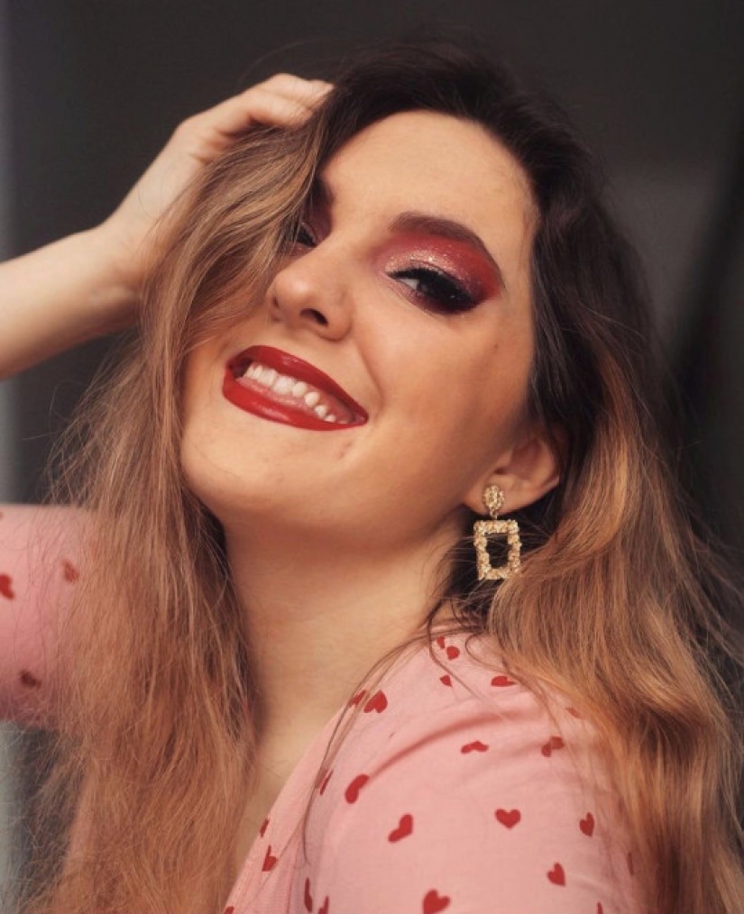 La inglesa, debido a una enfermedad rara, creció solo un pecho, pero esto no la hizo infeliz La inglesa, debido a una enfermedad rara, creció solo un pecho, pero esto no la hizo infeliz