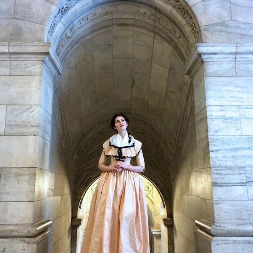 La moda de los viajes en el tiempo: una chica en la histórica ciudad de trajes estaba fascinado por la Red La moda de los viajes en el tiempo: una chica en la histórica ciudad de trajes estaba fascinado por la Red