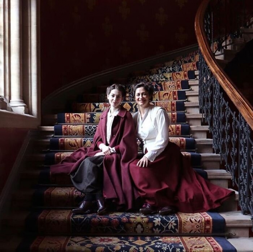 La moda de los viajes en el tiempo: una chica en la histórica ciudad de trajes estaba fascinado por la Red La moda de los viajes en el tiempo: una chica en la histórica ciudad de trajes estaba fascinado por la Red