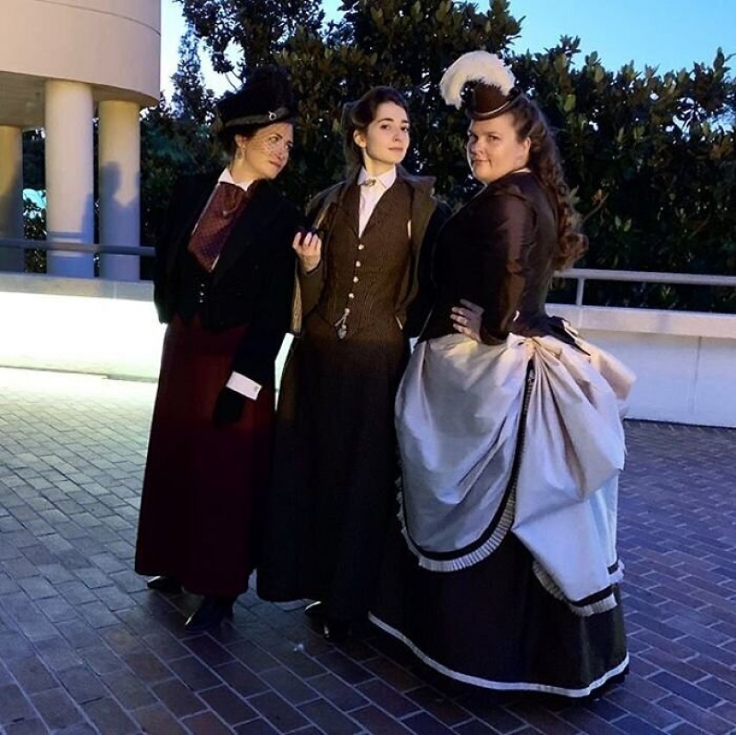 La moda de los viajes en el tiempo: una chica en la histórica ciudad de trajes estaba fascinado por la Red La moda de los viajes en el tiempo: una chica en la histórica ciudad de trajes estaba fascinado por la Red