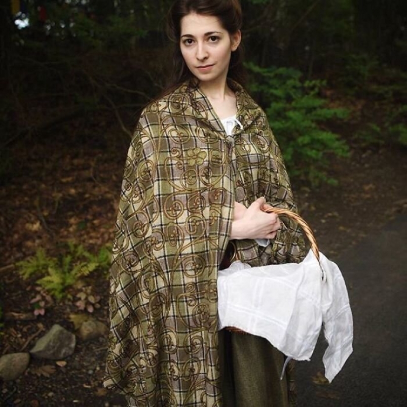 La moda de los viajes en el tiempo: una chica en la histórica ciudad de trajes estaba fascinado por la Red La moda de los viajes en el tiempo: una chica en la histórica ciudad de trajes estaba fascinado por la Red