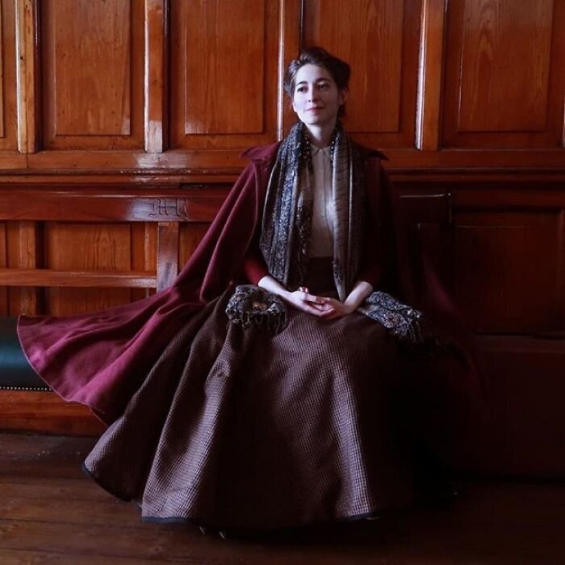 La moda de los viajes en el tiempo: una chica en la histórica ciudad de trajes estaba fascinado por la Red La moda de los viajes en el tiempo: una chica en la histórica ciudad de trajes estaba fascinado por la Red