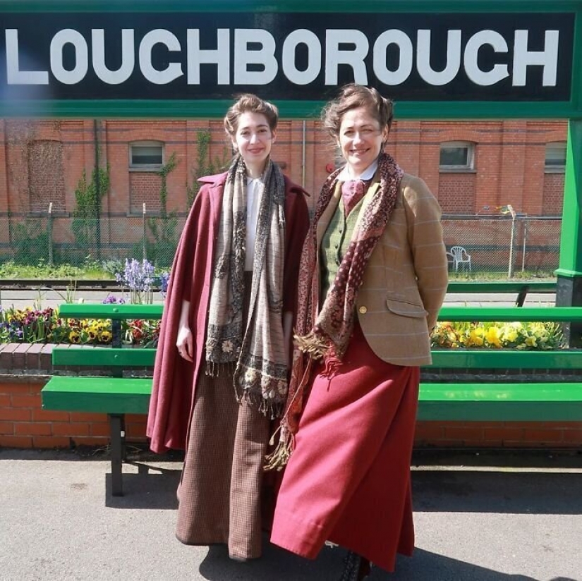 La moda de los viajes en el tiempo: una chica en la histórica ciudad de trajes estaba fascinado por la Red La moda de los viajes en el tiempo: una chica en la histórica ciudad de trajes estaba fascinado por la Red