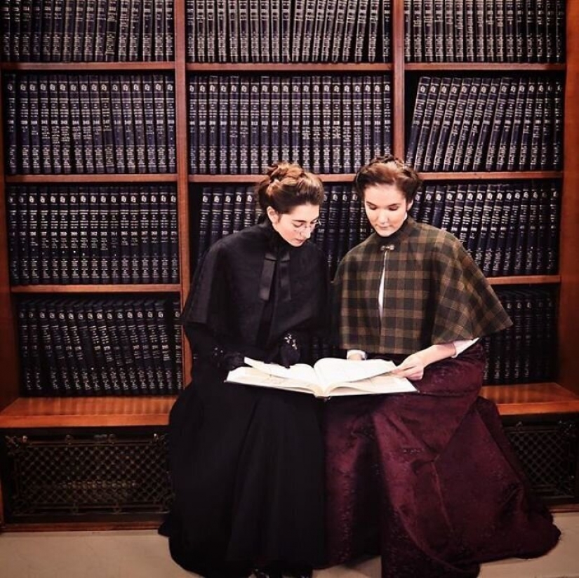 La moda de los viajes en el tiempo: una chica en la histórica ciudad de trajes estaba fascinado por la Red La moda de los viajes en el tiempo: una chica en la histórica ciudad de trajes estaba fascinado por la Red