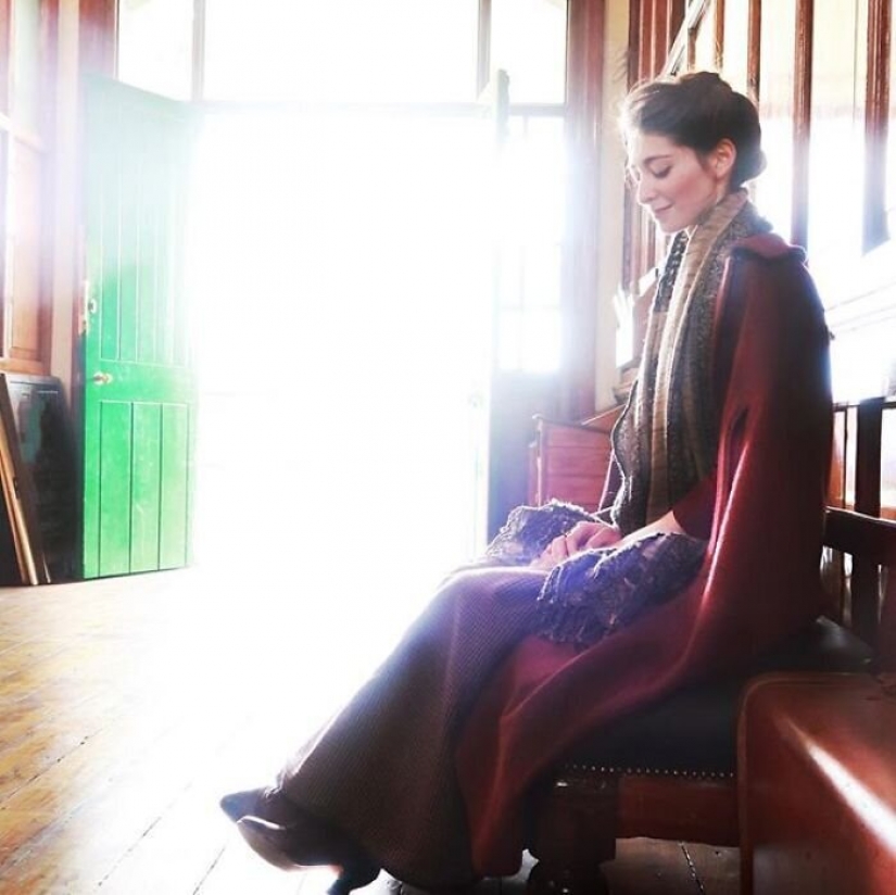 La moda de los viajes en el tiempo: una chica en la histórica ciudad de trajes estaba fascinado por la Red La moda de los viajes en el tiempo: una chica en la histórica ciudad de trajes estaba fascinado por la Red