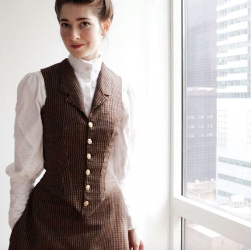 La moda de los viajes en el tiempo: una chica en la histórica ciudad de trajes estaba fascinado por la Red La moda de los viajes en el tiempo: una chica en la histórica ciudad de trajes estaba fascinado por la Red