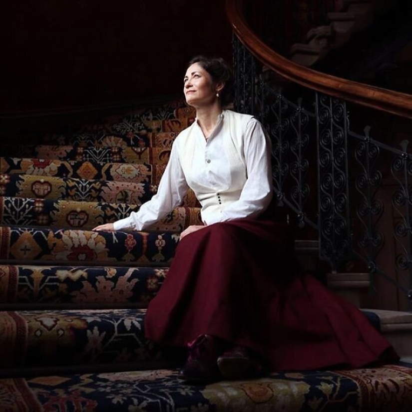 La moda de los viajes en el tiempo: una chica en la histórica ciudad de trajes estaba fascinado por la Red La moda de los viajes en el tiempo: una chica en la histórica ciudad de trajes estaba fascinado por la Red