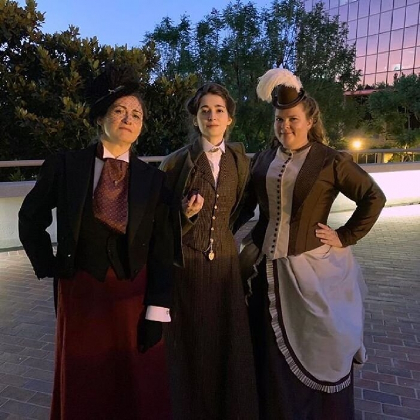 La moda de los viajes en el tiempo: una chica en la histórica ciudad de trajes estaba fascinado por la Red La moda de los viajes en el tiempo: una chica en la histórica ciudad de trajes estaba fascinado por la Red