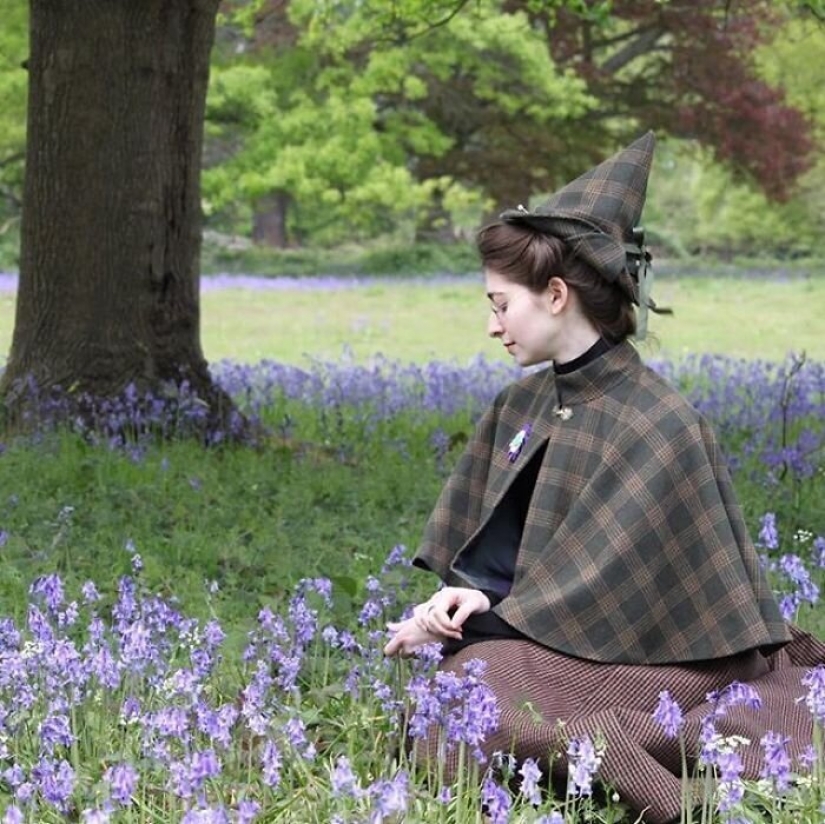 La moda de los viajes en el tiempo: una chica en la histórica ciudad de trajes estaba fascinado por la Red La moda de los viajes en el tiempo: una chica en la histórica ciudad de trajes estaba fascinado por la Red