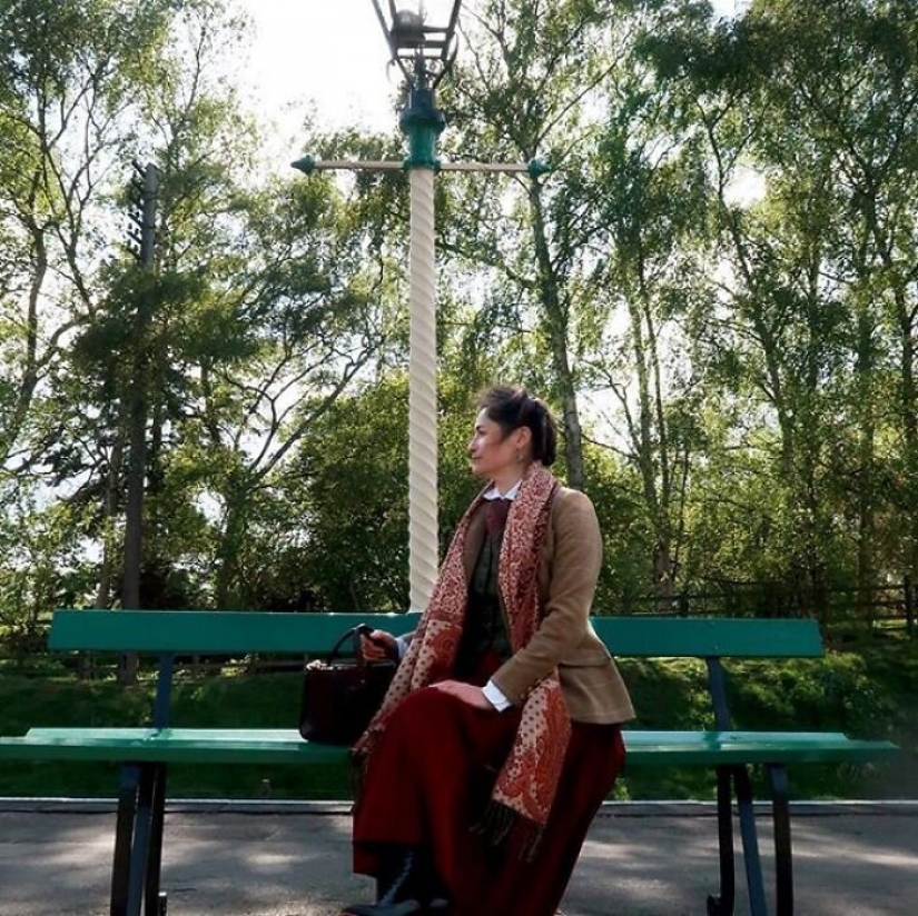 La moda de los viajes en el tiempo: una chica en la histórica ciudad de trajes estaba fascinado por la Red La moda de los viajes en el tiempo: una chica en la histórica ciudad de trajes estaba fascinado por la Red