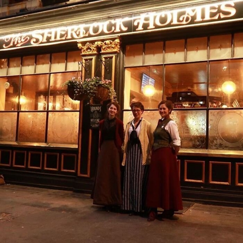 La moda de los viajes en el tiempo: una chica en la histórica ciudad de trajes estaba fascinado por la Red La moda de los viajes en el tiempo: una chica en la histórica ciudad de trajes estaba fascinado por la Red