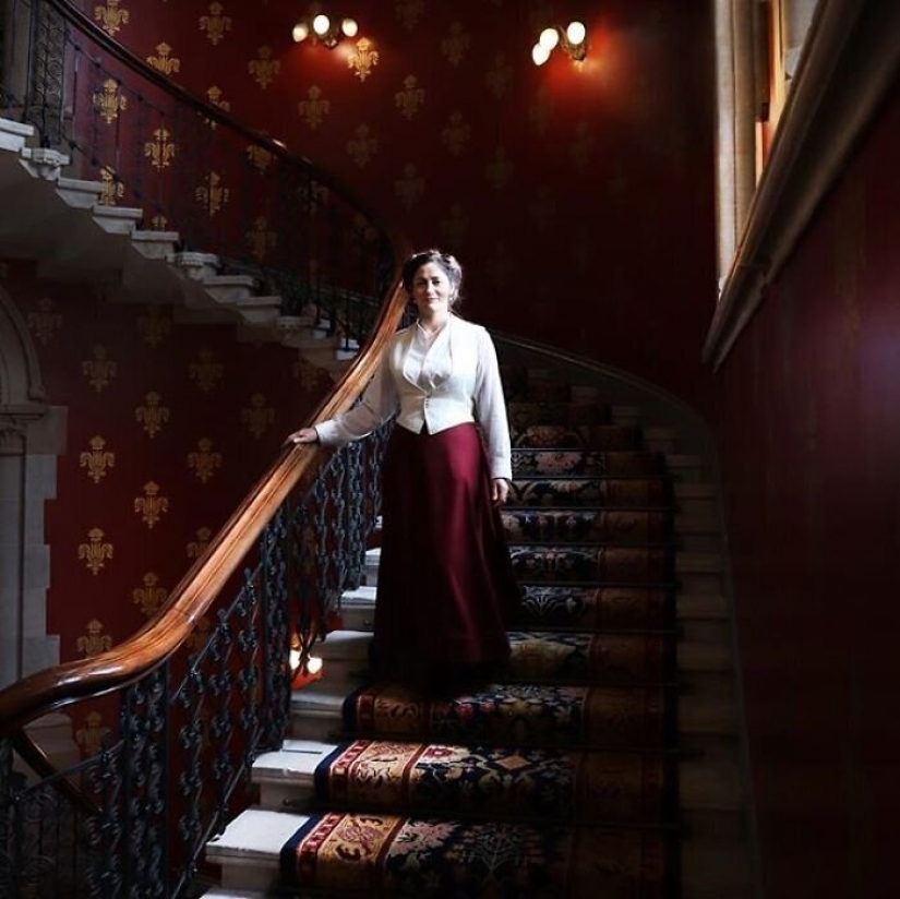 La moda de los viajes en el tiempo: una chica en la histórica ciudad de trajes estaba fascinado por la Red La moda de los viajes en el tiempo: una chica en la histórica ciudad de trajes estaba fascinado por la Red