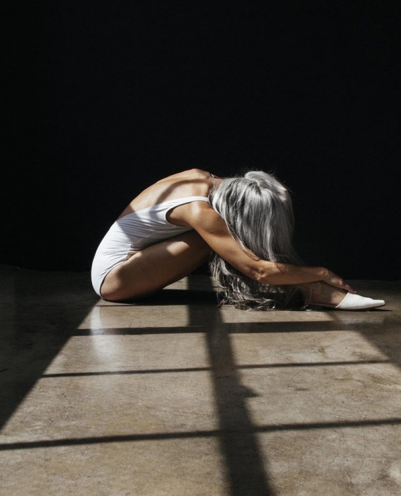 La modelo de 60 años Yasmina Rossi protagonizó un anuncio de traje de baño