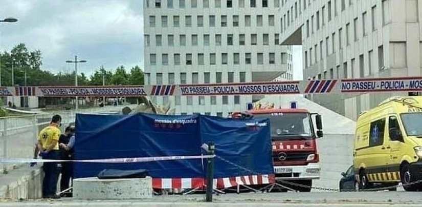 La muerte más ridícula: Alcancé mi teléfono, me quedé atrapado en un dinosaurio