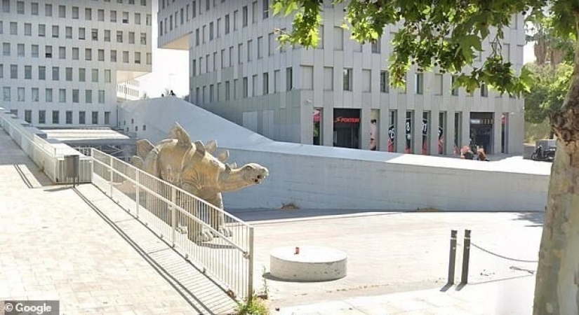 La muerte más ridícula: Alcancé mi teléfono, me quedé atrapado en un dinosaurio