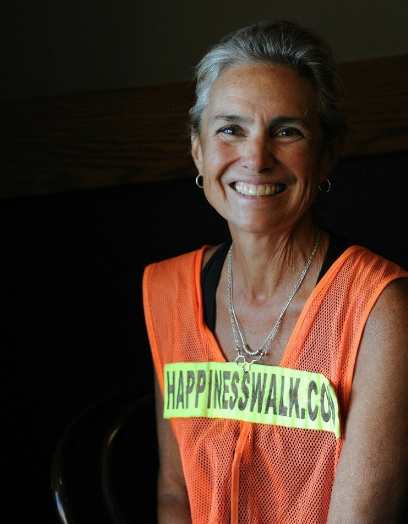 La mujer caminó por medio país, haciendo a todos los transeúntes una pregunta: sus respuestas te sorprenderán La mujer caminó por medio país, haciendo a todos los transeúntes una pregunta: sus respuestas te sorprenderán