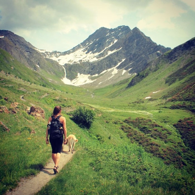 La niña se ha convertido una vieja furgoneta en una casa rodante y viaja por el mundo con su perro