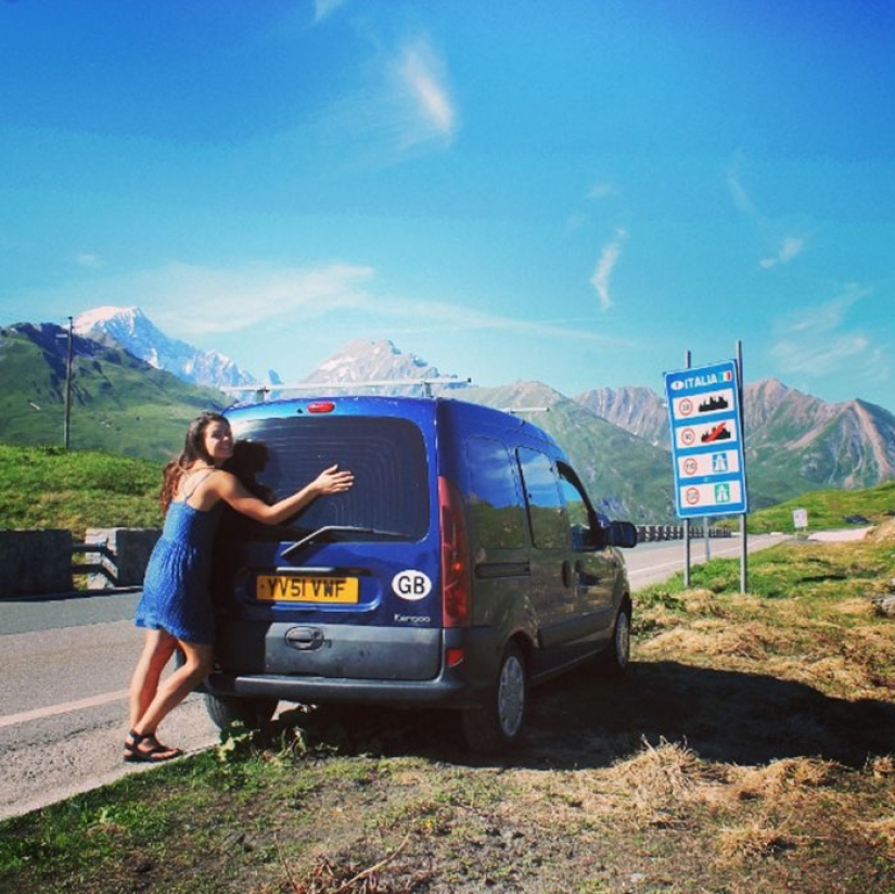 La niña se ha convertido una vieja furgoneta en una casa rodante y viaja por el mundo con su perro