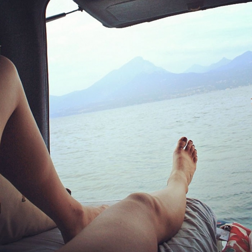 La niña se ha convertido una vieja furgoneta en una casa rodante y viaja por el mundo con su perro