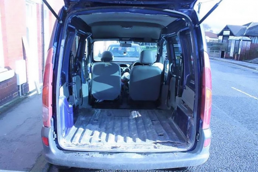 La niña se ha convertido una vieja furgoneta en una casa rodante y viaja por el mundo con su perro