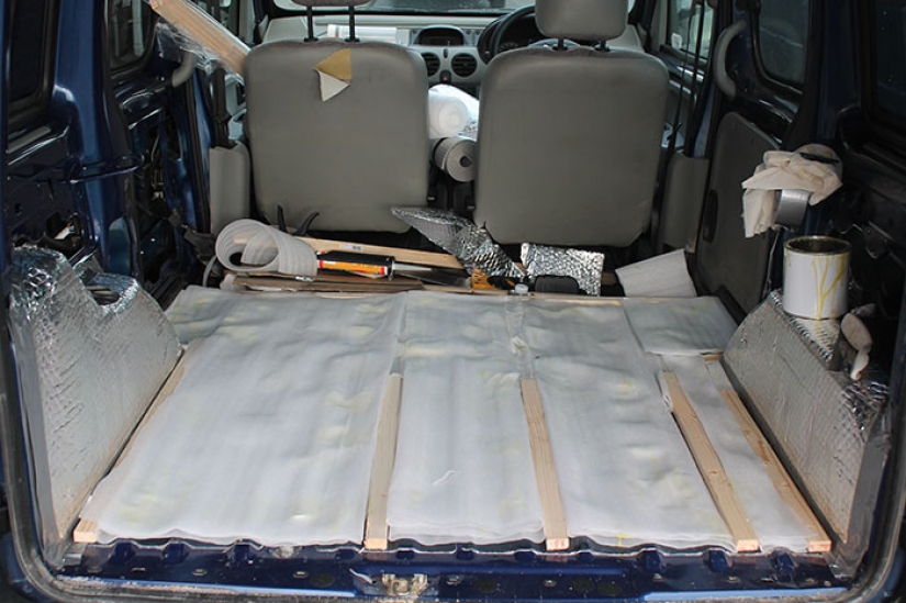 La niña se ha convertido una vieja furgoneta en una casa rodante y viaja por el mundo con su perro