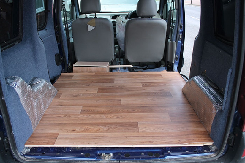 La niña se ha convertido una vieja furgoneta en una casa rodante y viaja por el mundo con su perro