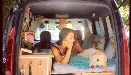 La niña se ha convertido una vieja furgoneta en una casa rodante y viaja por el mundo con su perro