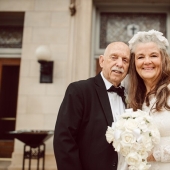 La pareja ganó el Internet con una sesión de fotos de los 50 años de aniversario de boda La pareja ganó el Internet con una sesión de fotos de los 50 años de aniversario de boda