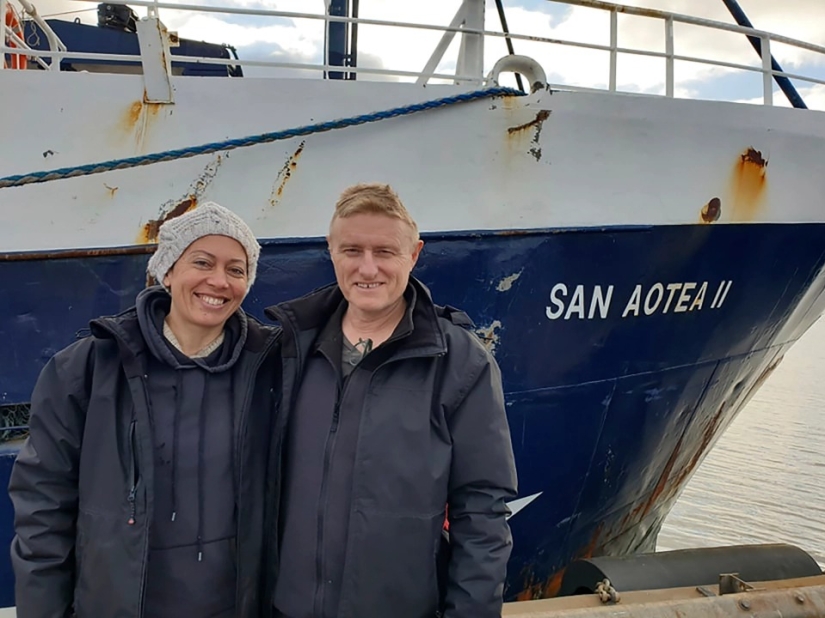 La pareja se quedó atrapada en las islas durante su luna de miel y tardó 30 días en llegar a casa en un barco de pesca
