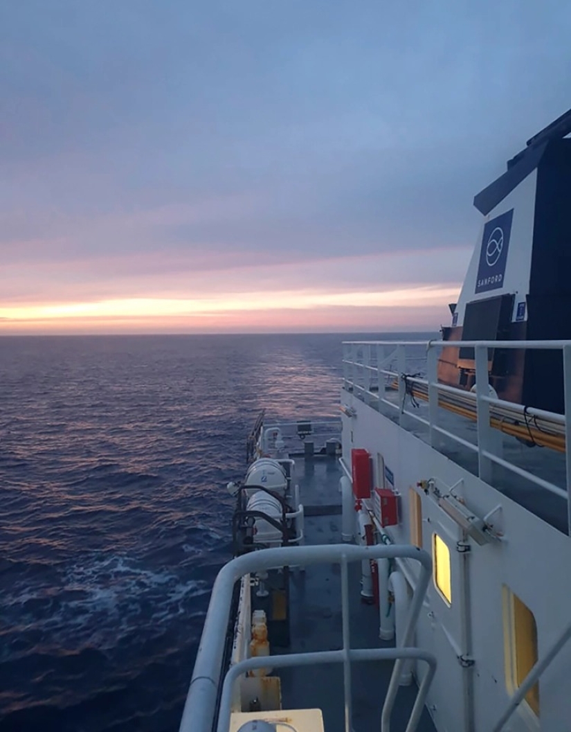 La pareja se quedó atrapada en las islas durante su luna de miel y tardó 30 días en llegar a casa en un barco de pesca