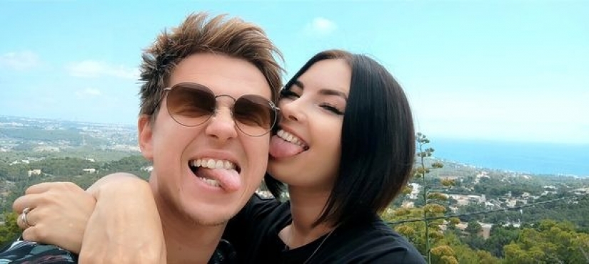 La pareja se quedó sin trabajo, pero obtienen mucho dinero vendiendo videos de sexo en OnlyFans La pareja se quedó sin trabajo, pero obtienen mucho dinero vendiendo videos de sexo en OnlyFans