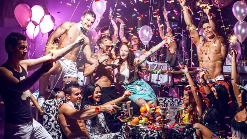 La pesada cruz de una stripper: tres tipos se quejaron a los periodistas sobre las dificultades de su profesión La pesada cruz de una stripper: tres tipos se quejaron a los periodistas sobre las dificultades de su profesión