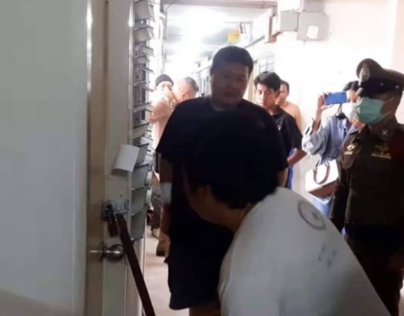La policía tailandesa rompió la puerta "fragante" apartamento, pero no se trataba de un cadáver La policía tailandesa rompió la puerta "fragante" apartamento, pero no se trataba de un cadáver