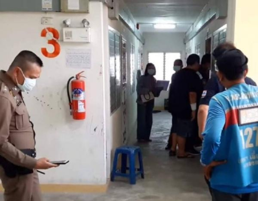 La policía tailandesa rompió la puerta "fragante" apartamento, pero no se trataba de un cadáver La policía tailandesa rompió la puerta "fragante" apartamento, pero no se trataba de un cadáver