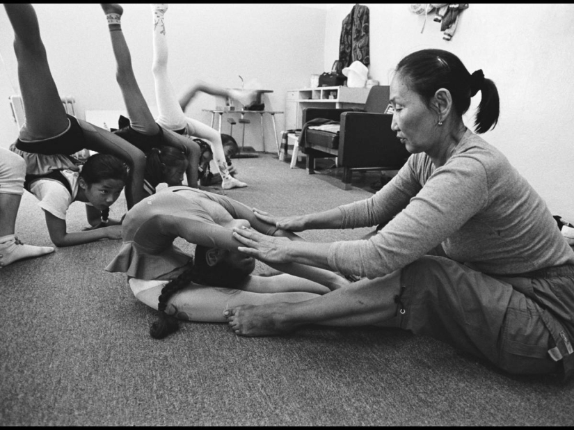 Las chicas mongolas son sacadas de su familia para convertirse en acróbatas famosas Las chicas mongolas son sacadas de su familia para convertirse en acróbatas famosas