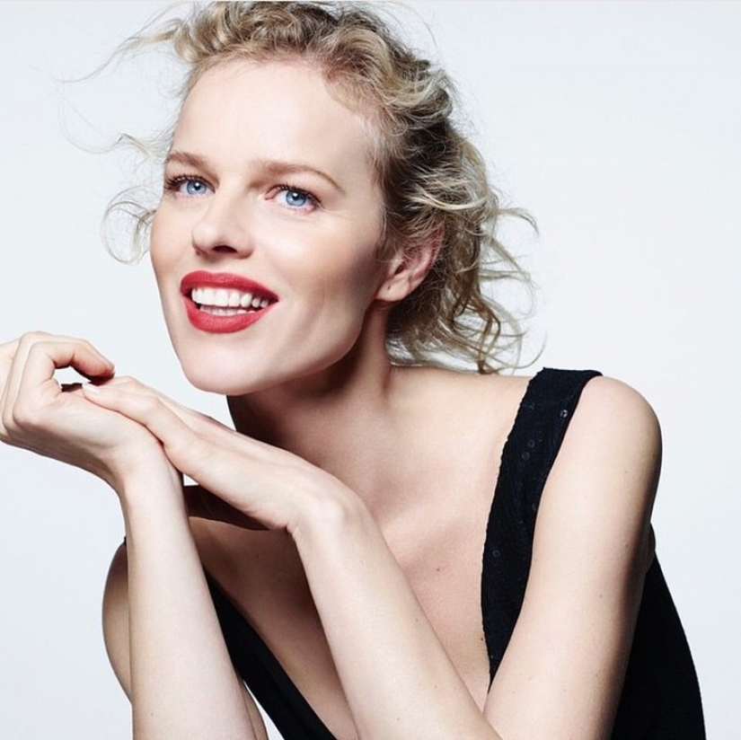 "Le pedí a amigos de diferentes países que enviaran una foto de la chica más hermosa"