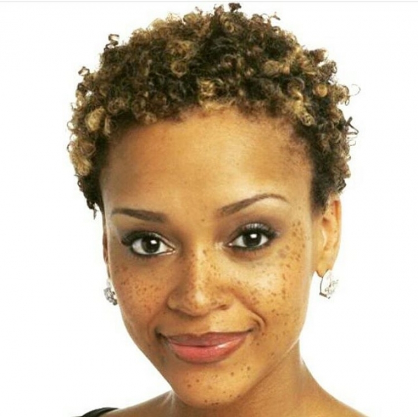 "Le pedí a amigos de diferentes países que enviaran una foto de la chica más hermosa"