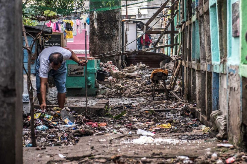 Living Among the Dead - Living in a Manila Cemetery