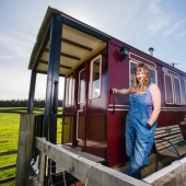 Lo que debemos construir una casa: una mujer británica hizo una maravillosa copia del coche a partir de materiales improvisados