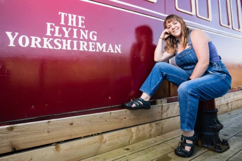 Lo que debemos construir una casa: una mujer británica hizo una maravillosa copia del coche a partir de materiales improvisados