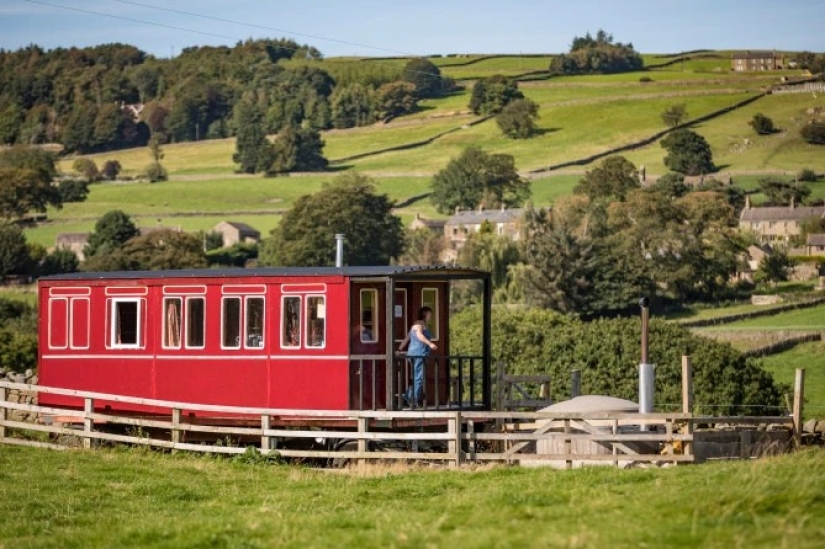 Lo que debemos construir una casa: una mujer británica hizo una maravillosa copia del coche a partir de materiales improvisados