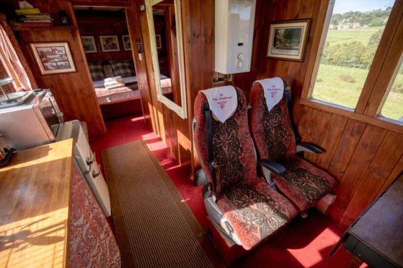 Lo que debemos construir una casa: una mujer británica hizo una maravillosa copia del coche a partir de materiales improvisados