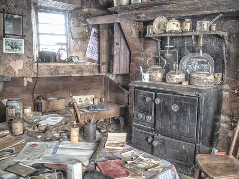 Looks like the farmhouse in Ireland, which has retained the atmosphere of a century ago Looks like the farmhouse in Ireland, which has retained the atmosphere of a century ago